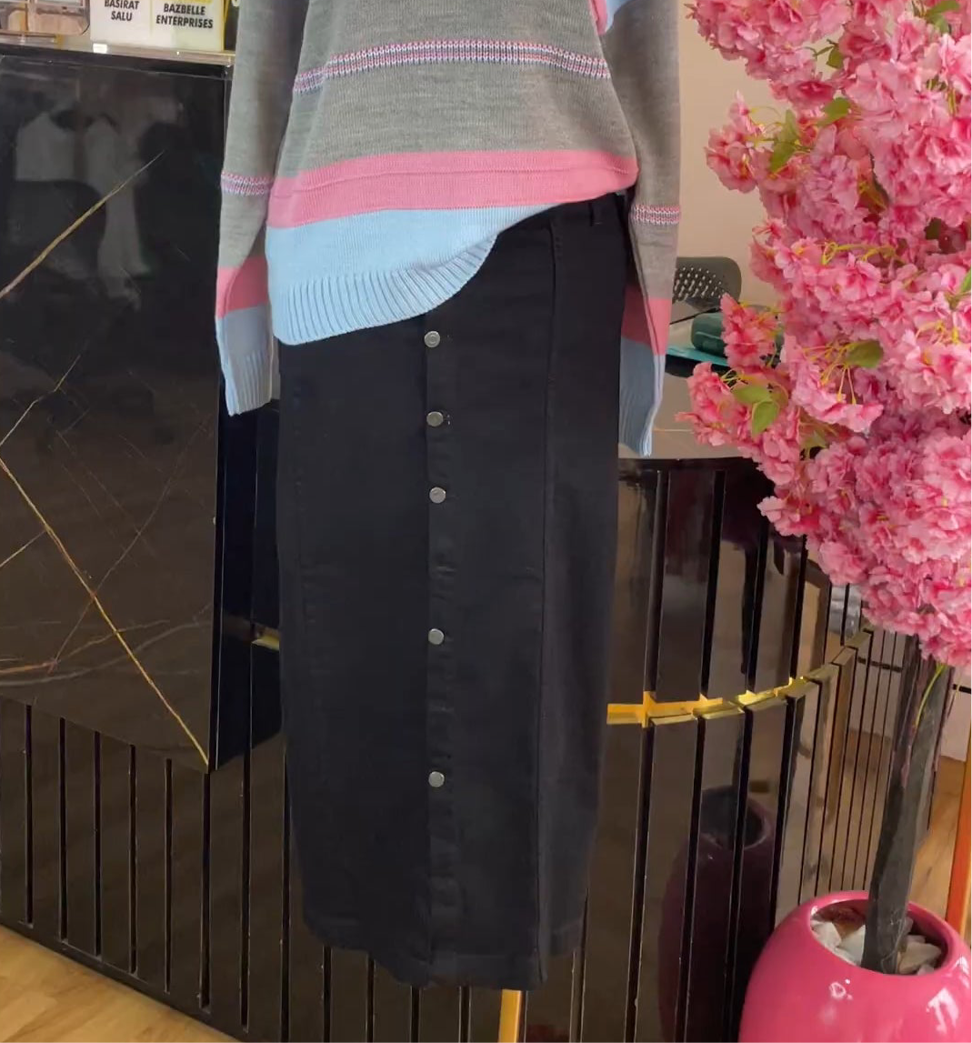 Buttoned denim skirt